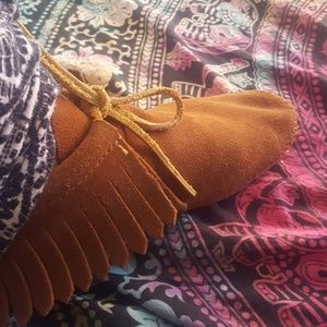 Minnetonka Shoes - Minnetonka Ankle Boot Moccaain Shoes Fringe 8 Minnetonka Shoes - Minnetonka Ankle Boot Moccaain Shoes Fringe 8